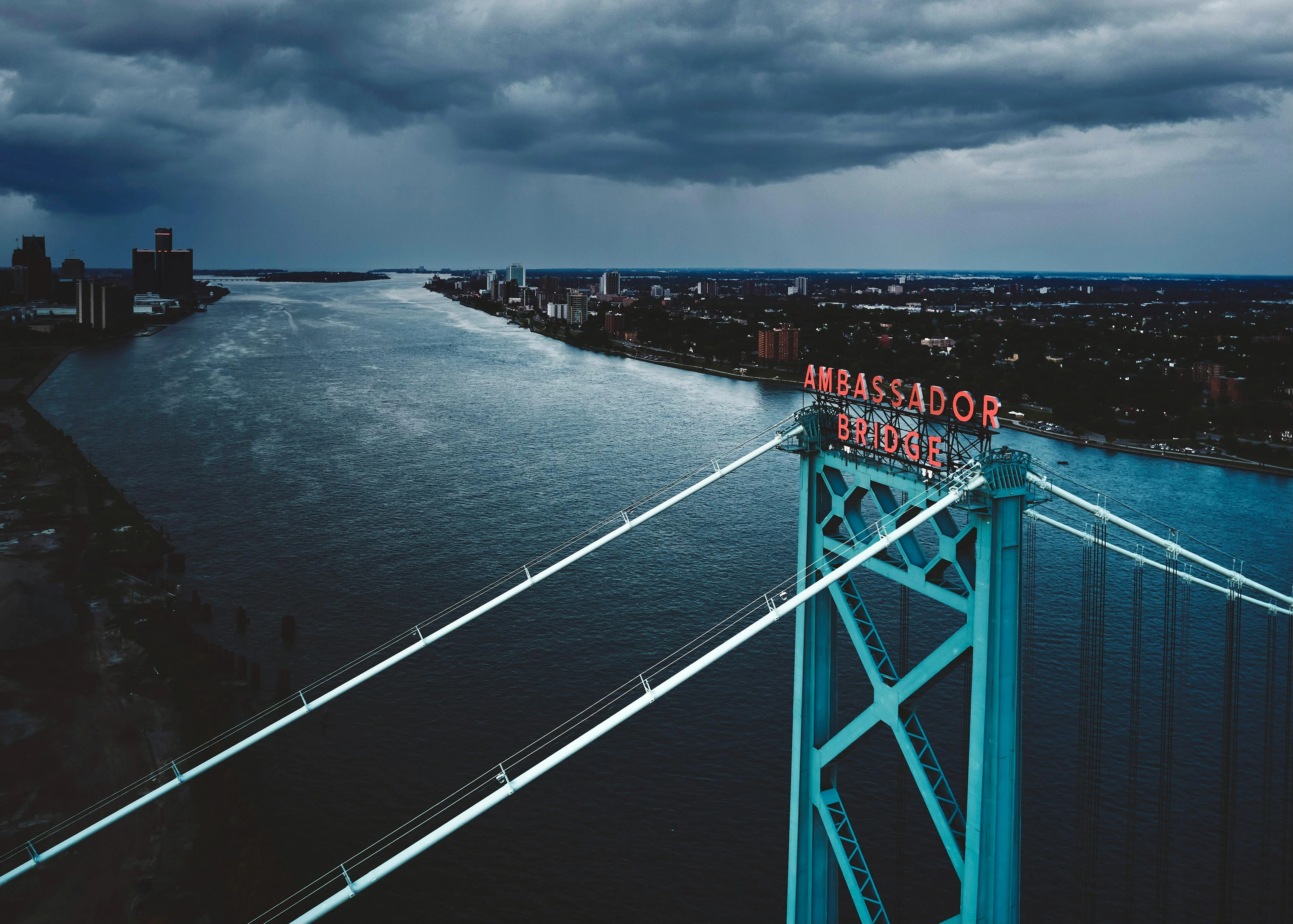 На Ambassador Bridge теперь действуют смягченные правила перевозки опасных грузов