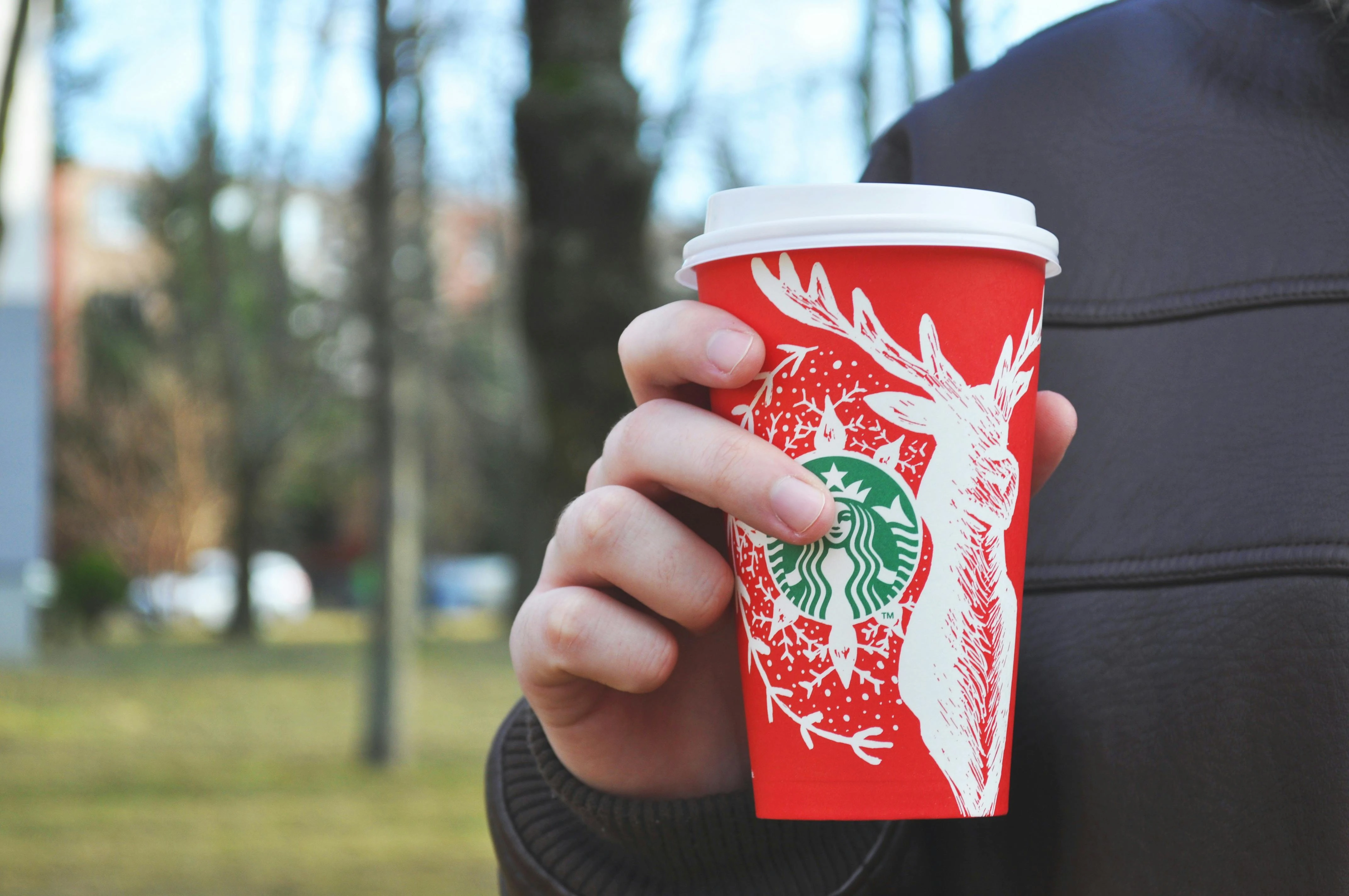 Starbucks раздает бесплатные праздничные стаканы