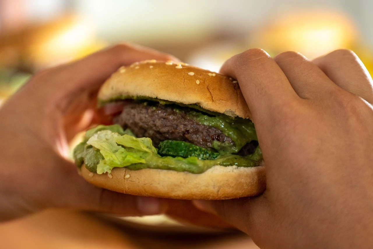 США завершили расследование вспышки E. coli, связанной с луком в McDonald's