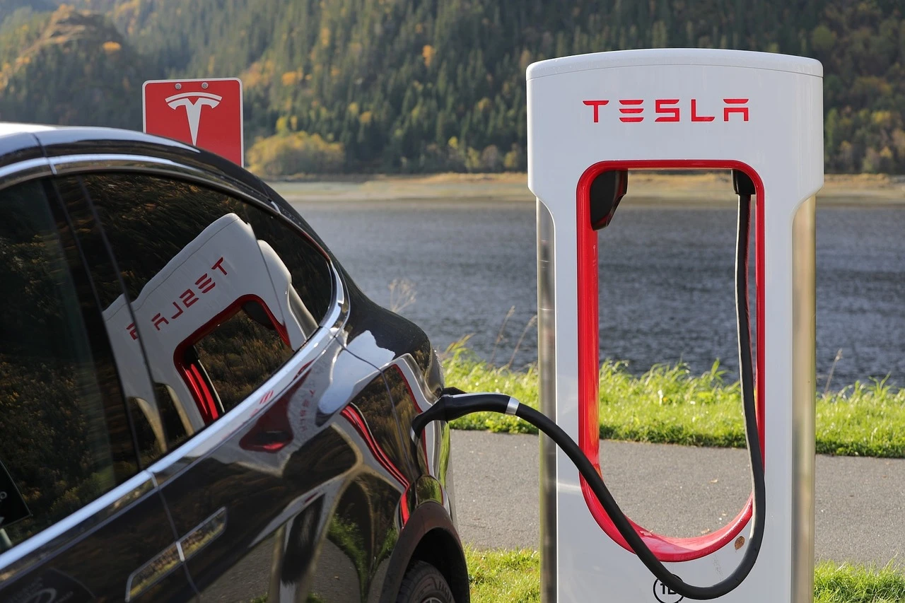Тысячи темнокожих рабочих подадут коллективный иск против Tesla