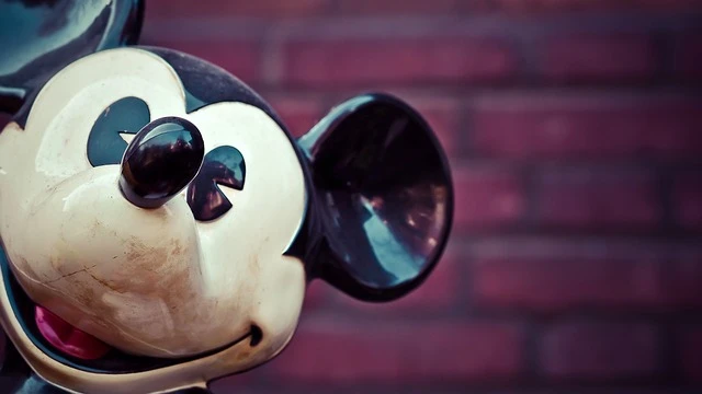 Более 100 работников подали в суд на Disney из-за низкой оплаты труда