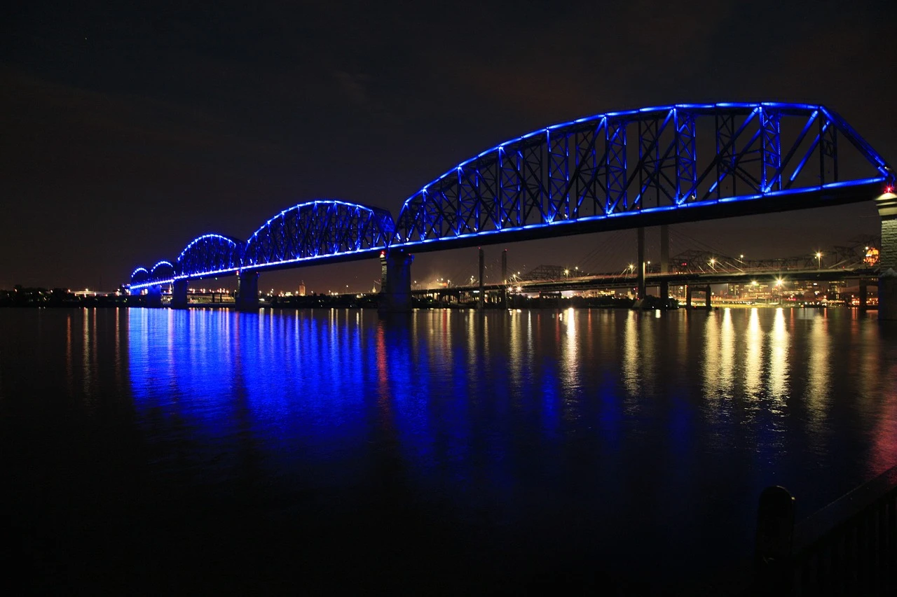 Авария на Clark Memorial Bridge: трак чуть не упал в воду