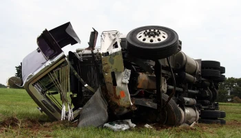 Трак едва не свалился в ущелье на Interstate 840