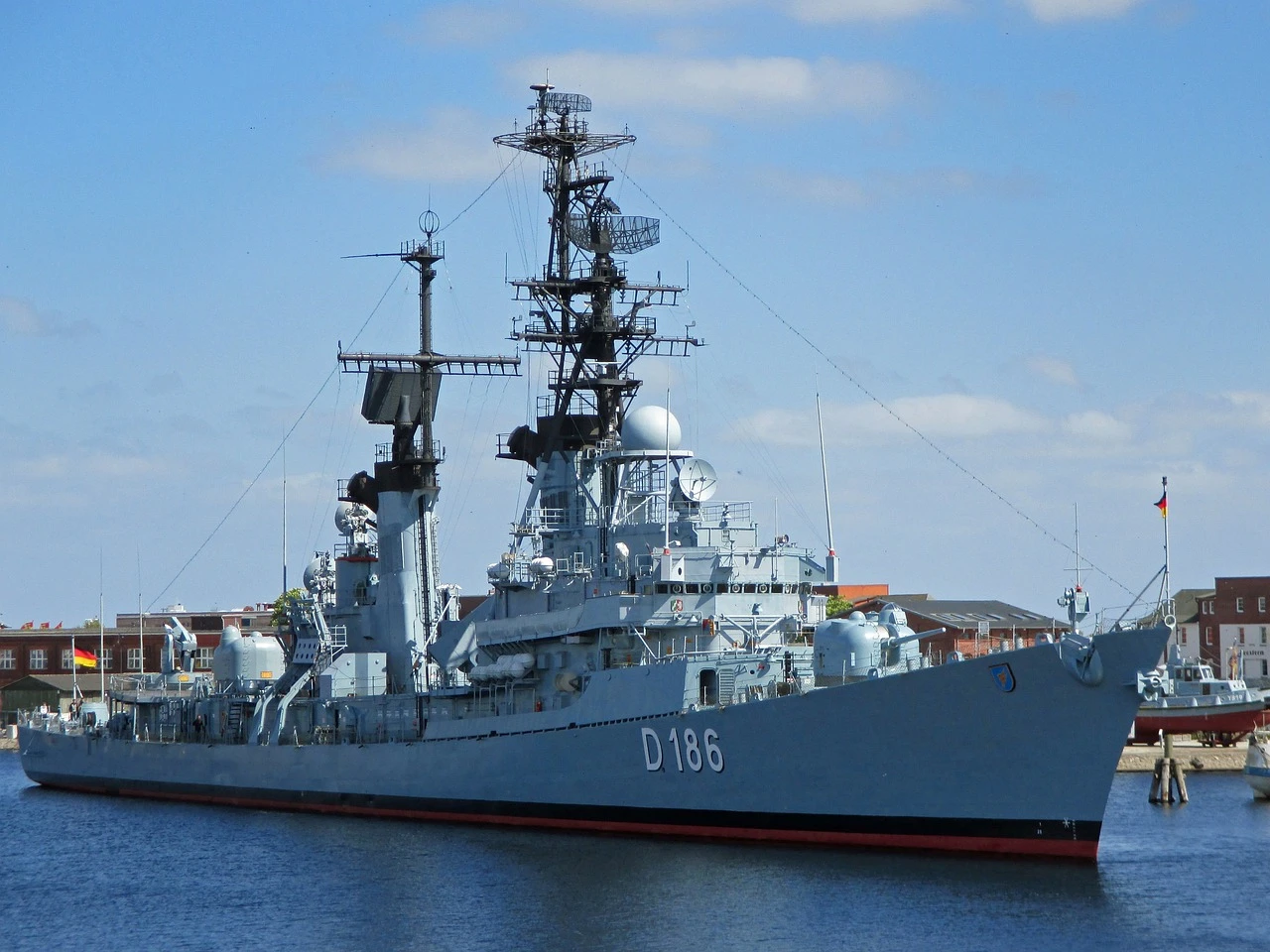 Военные США отразили масштабную атаку хуситов в Красном море и Аденском заливе