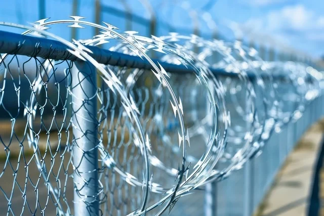Жуткие кадры из дома престарелых: сотрудница едва не задушила пожилую женщину
