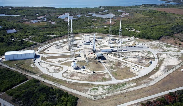SpaceX расширяется в Техасе, но не очень любит платить по счетам