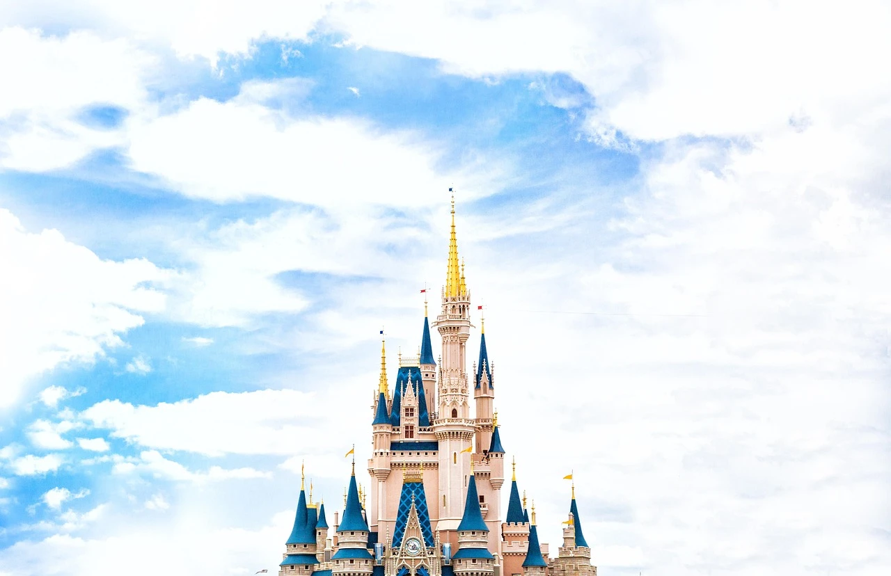 Почти половина родителей, которые ездят со своими детьми в парки Disney, берут деньги в долг, чтобы позволить себе это