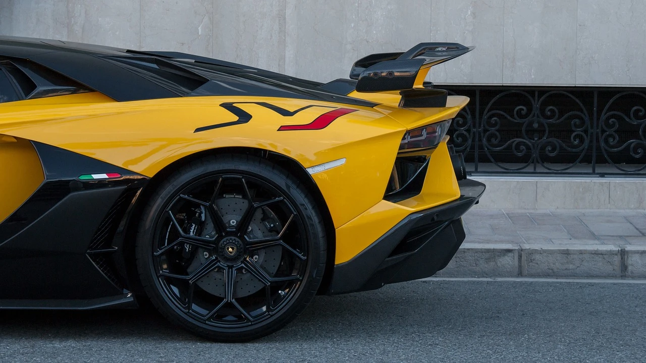 Блогер может отправиться в тюрьму после того, как снял видео с расстрелом Lamborghini