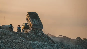 Поднятый самосвал врезался в эстакаду I-10