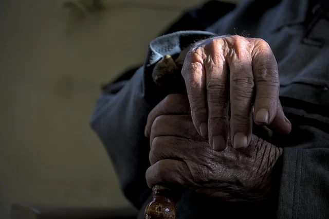 Медработница обвиняют в избиении 95-летней женщины