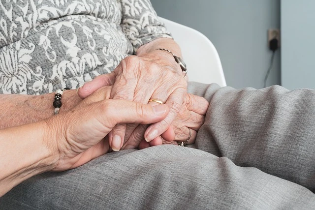 Женщину выселяют из дома престарелых