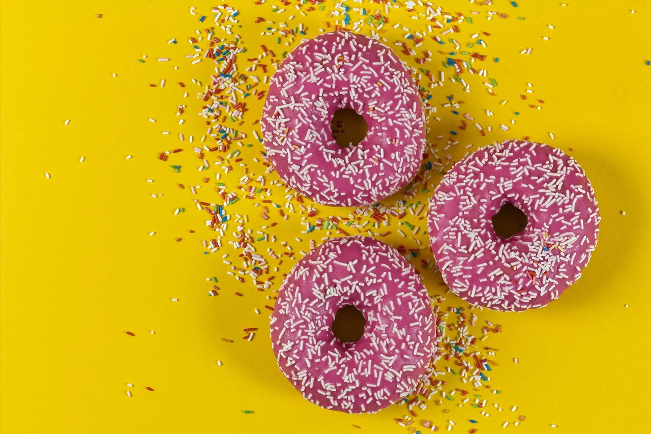 Завтра Krispy Kreme будет продавать набор из 12 пончиков всего за 13 центов