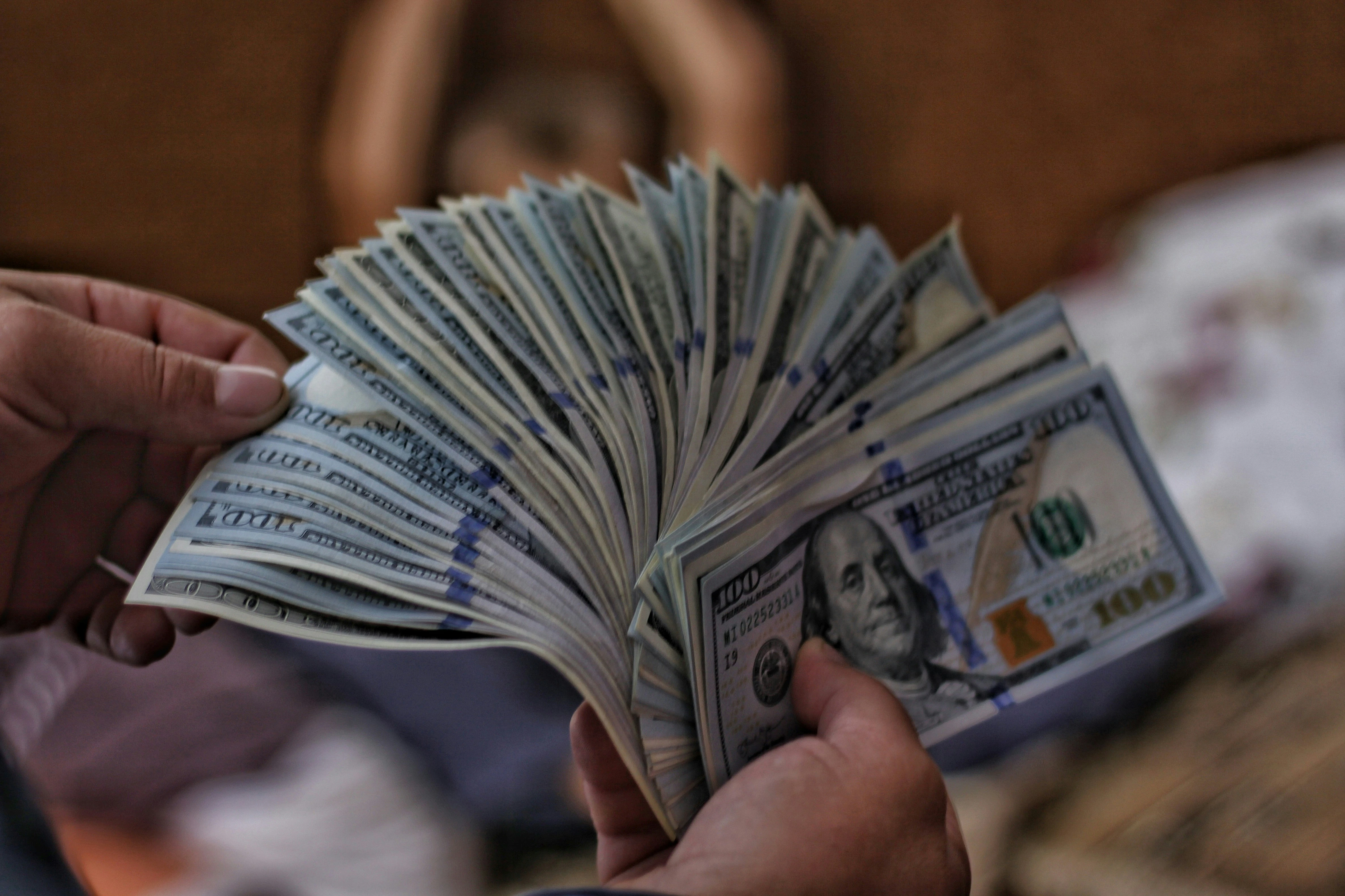 Житель Мэна нашел на дороге $7400 - и теперь может сесть в тюрьму