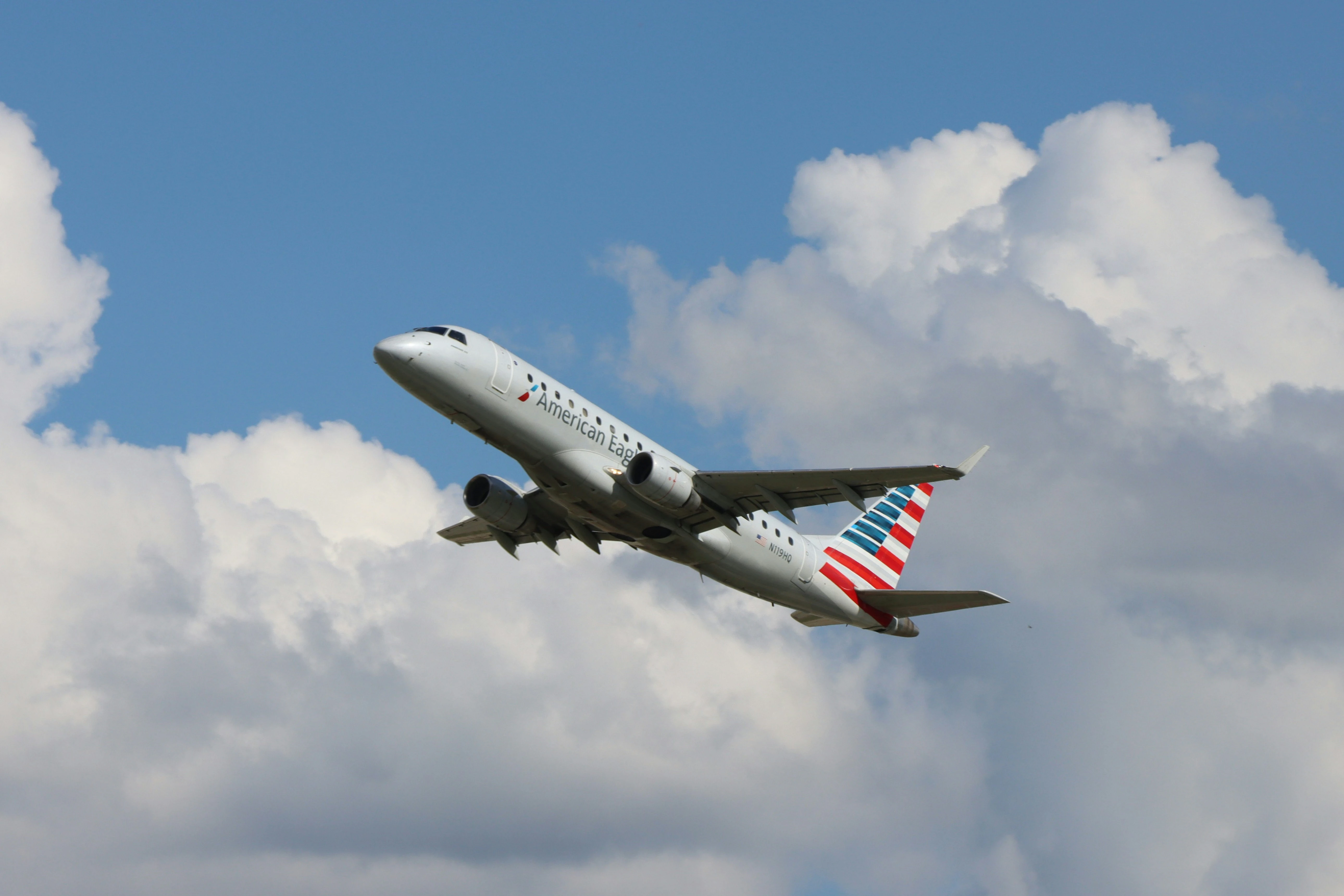 American Airlines упрощает правила провоза ручной клади