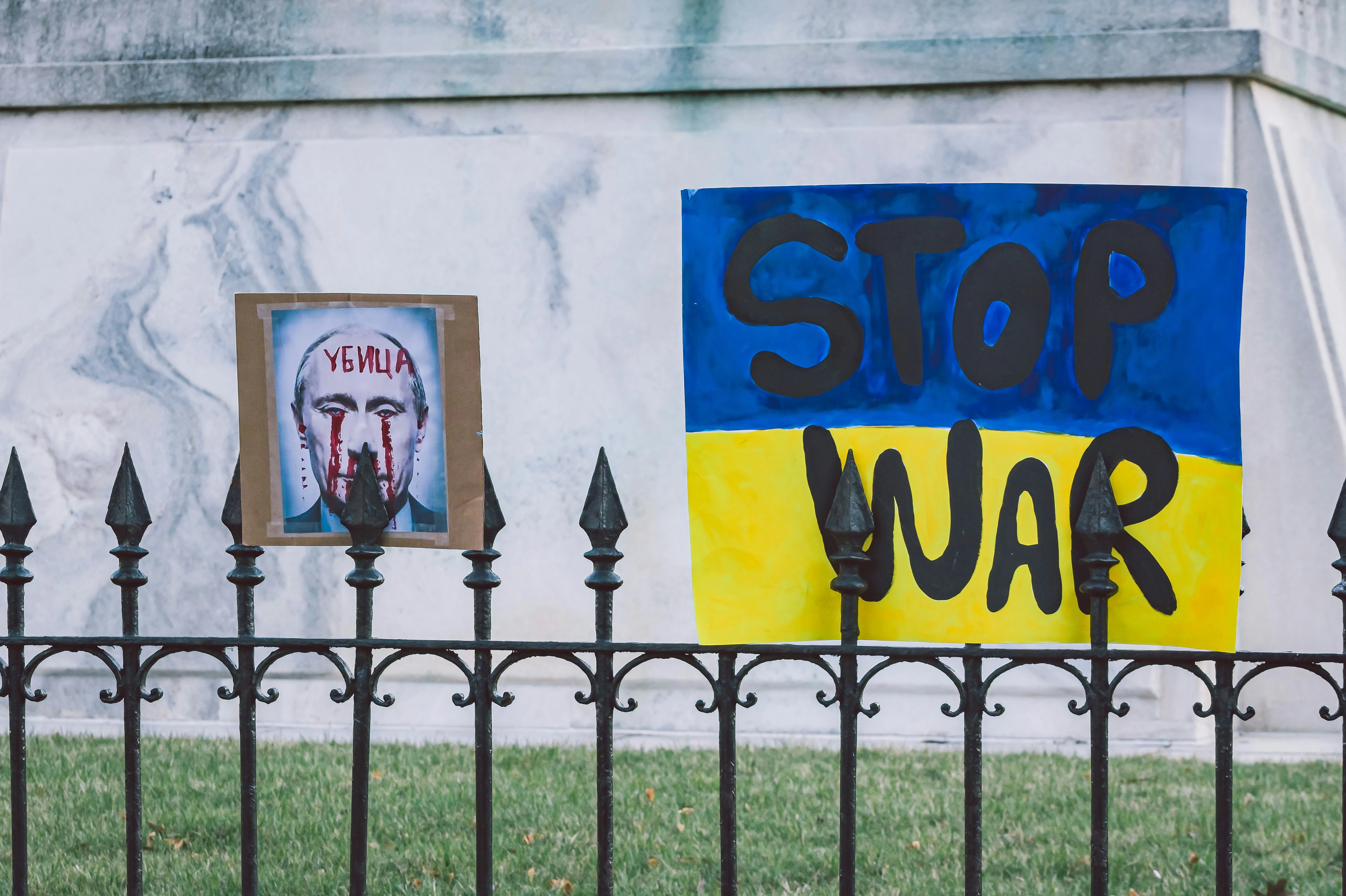 Министр армии США предупредил Украину о неминуемом поражении, продвигая план мирных переговоров