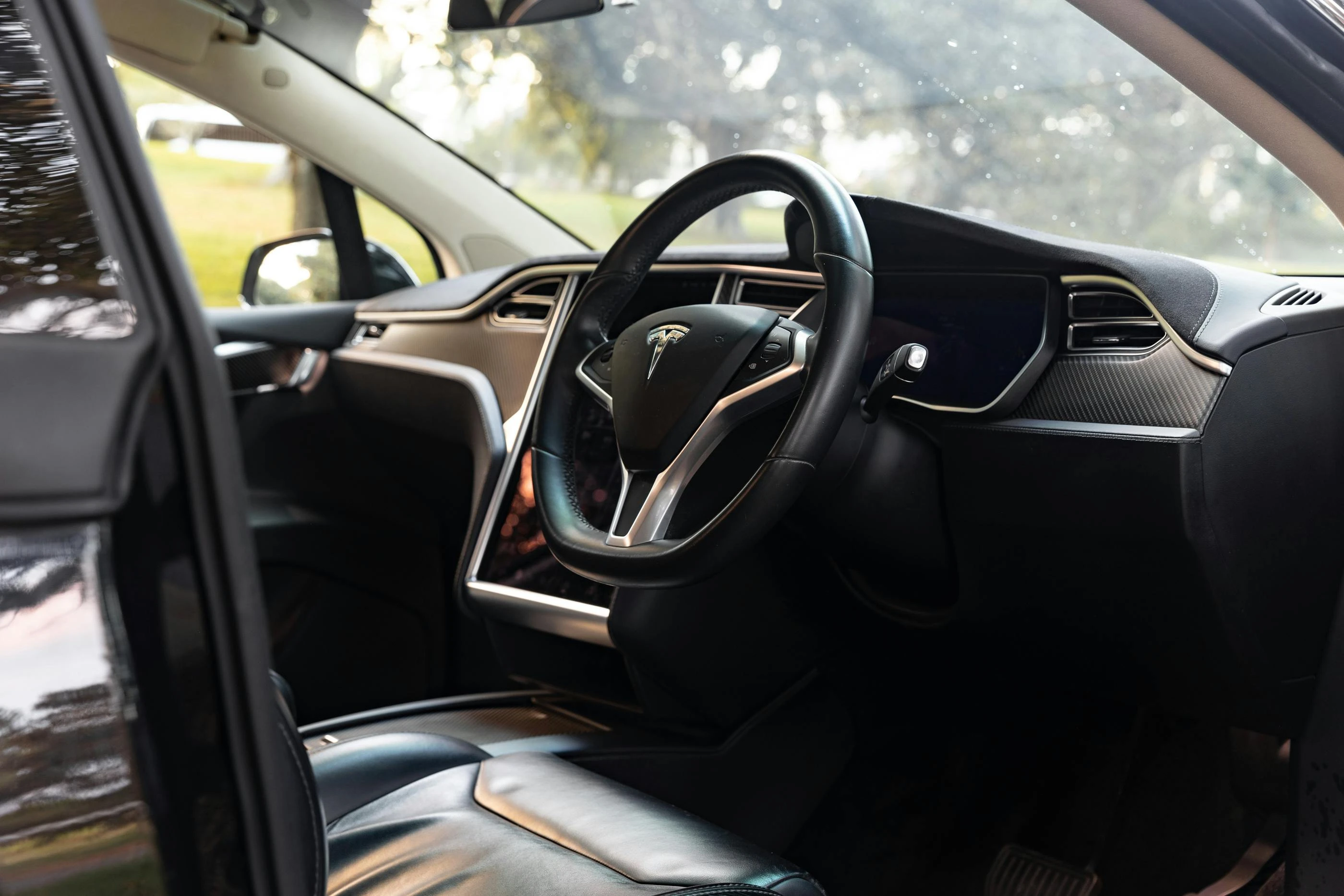 Водитель Tesla погиб после столкновения со встречным грузовиком Mack