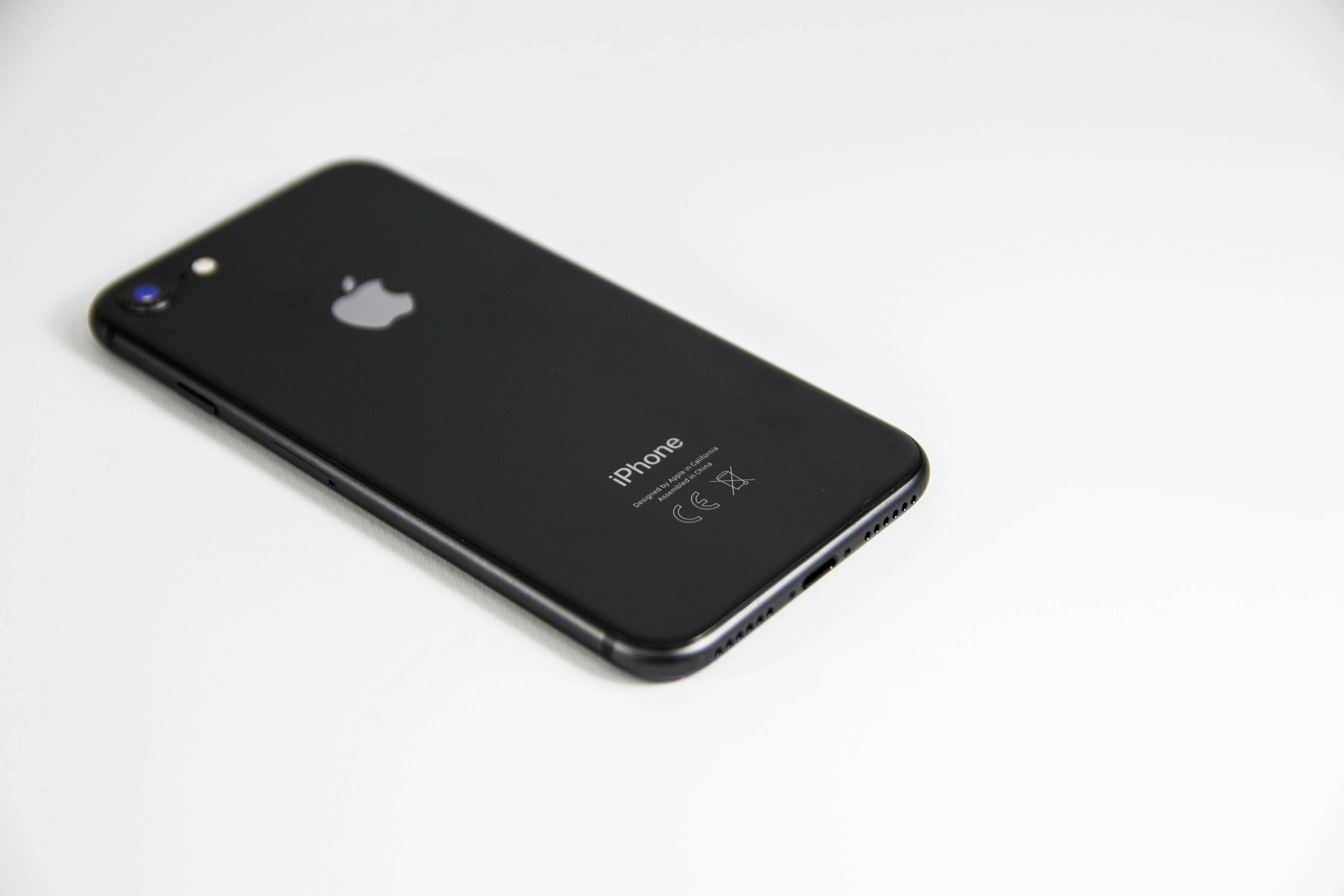 iPhone все-таки подорожает: Трамп введет отдельные тарифы на электронику