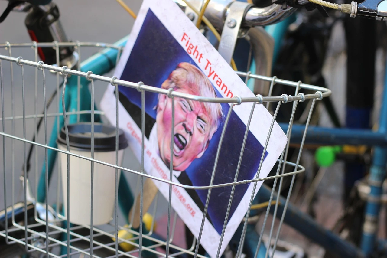 Учителя обвиняют Трампа в фашизме