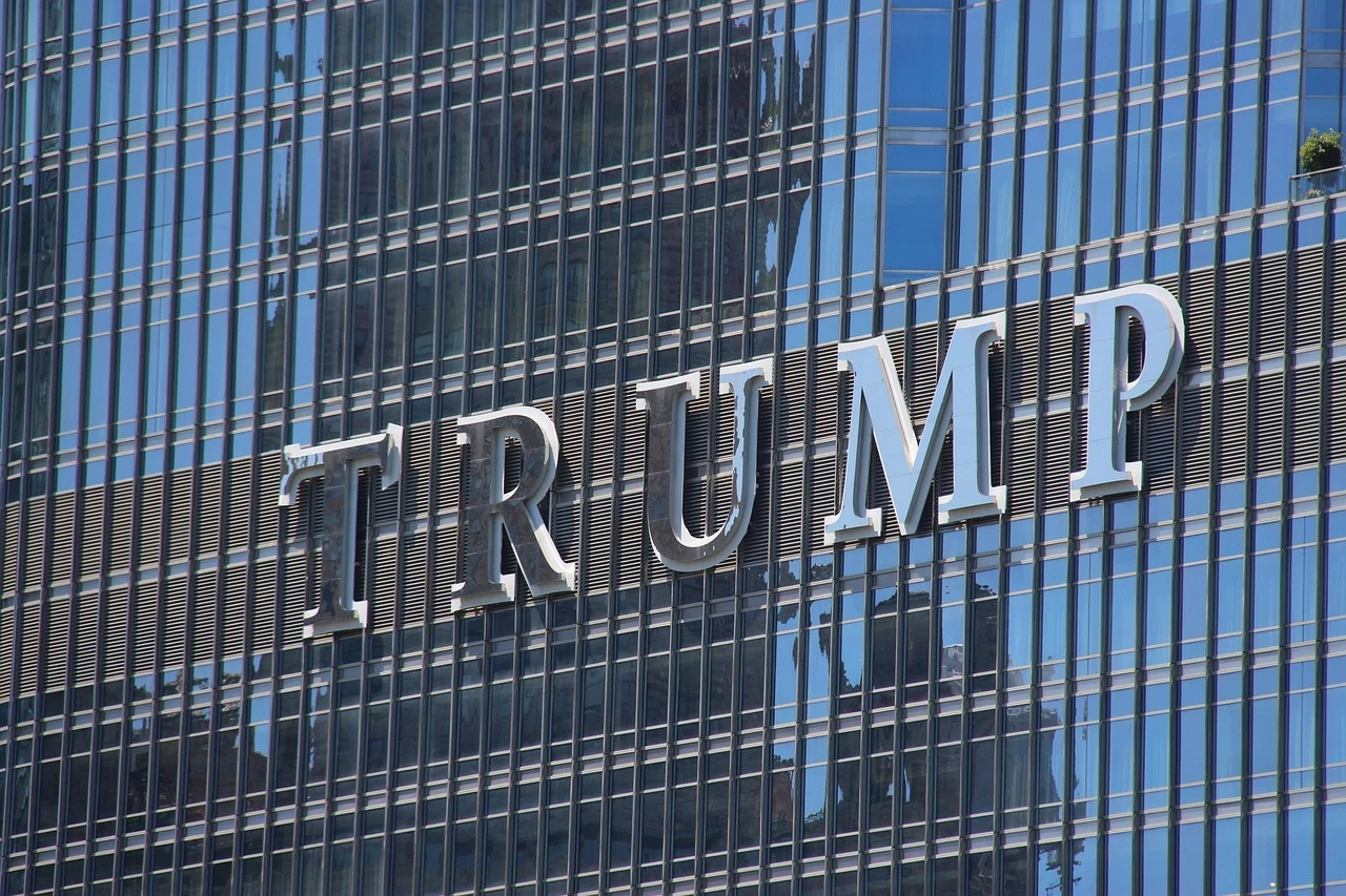 Трамп назвал “тупицей” главу ФРС