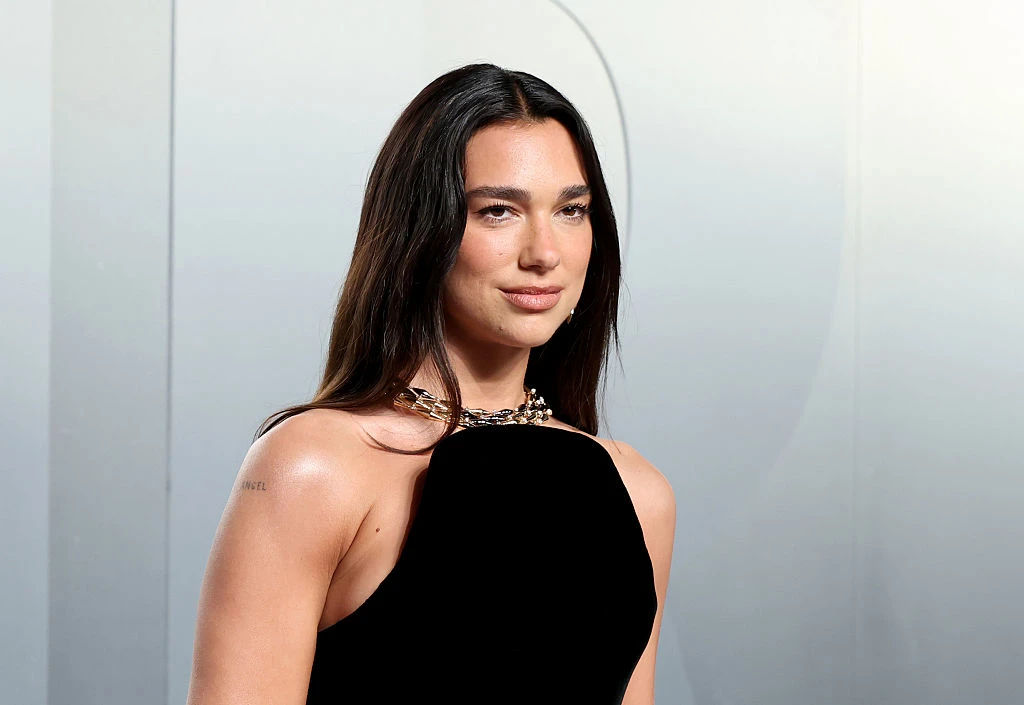 Dua Lipa требует от Samsung $15 млн за использование ее изображения