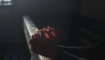 Частка американців, які вважають, що релігія має дедалі більший вплив, досягла максимуму за 24 роки