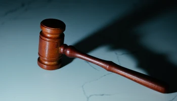 Жителі Алабами, які ймовірно багато років ґвалтували дітей у бункері, не визнали провину