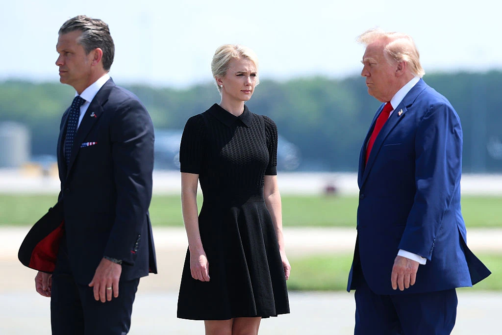Помощница Трампа больше года имела доступ к секретной информации без оформленного допуска