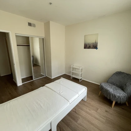sdaetsya-komnata-v-2bdr-apartmente-s-vannoy-i-living-rum-photo