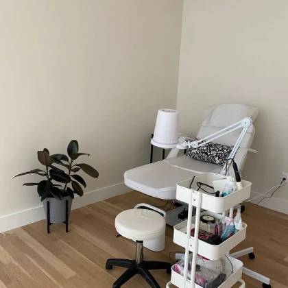 sdaetsya-v-arendu-stol-nail-tech-i-mesto-brow-specialist-v-manikyurnom-salone-svetlaya-komnata-zona-otdiha-i-vid-na-statuyu-svobodi-photo