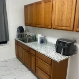 main-photo-sdaetsya-bolyshaya-komnata-v-kvartire-posle-remonta-rabotayushtemu-muzhchine