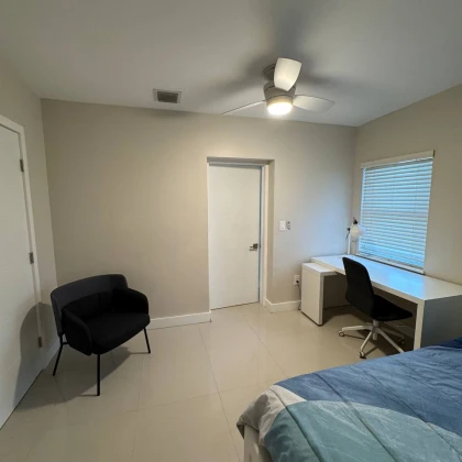 photo-sdaiotsya-prostornaya-komnata-v-hallandale