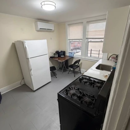 photo-sdaetsya-bolyshaya-i-uyutnaya-komnata-v-queens-corona