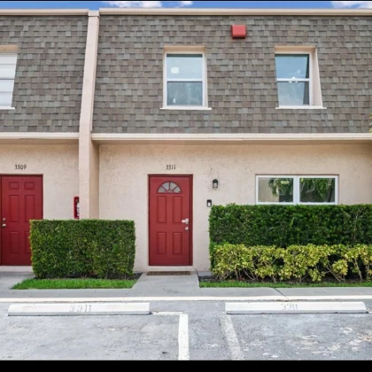 uglovoy-taunhaus-s-balkonom-i-photo