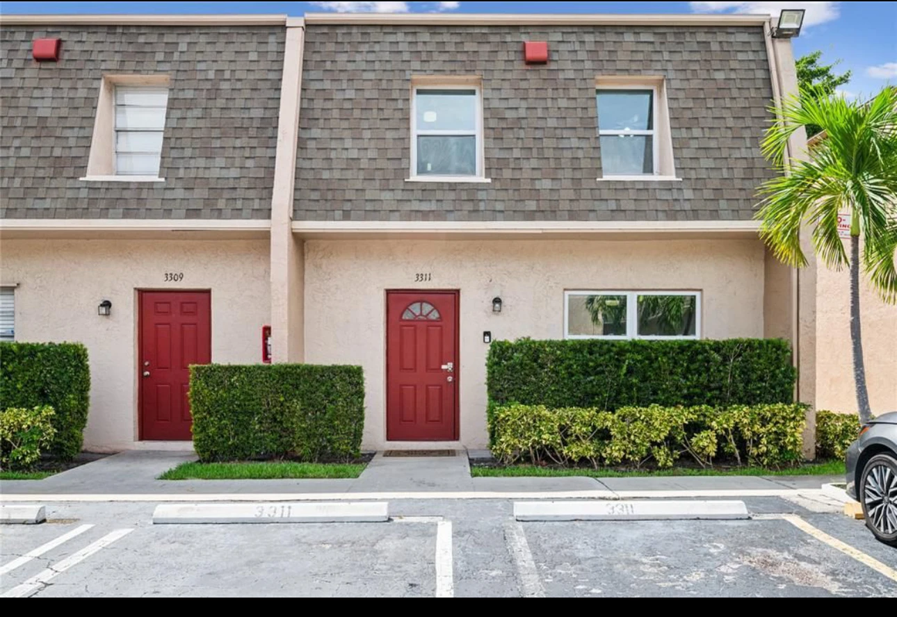 Угловой таунхаус с балконом и патио в сердце Pompano Beach