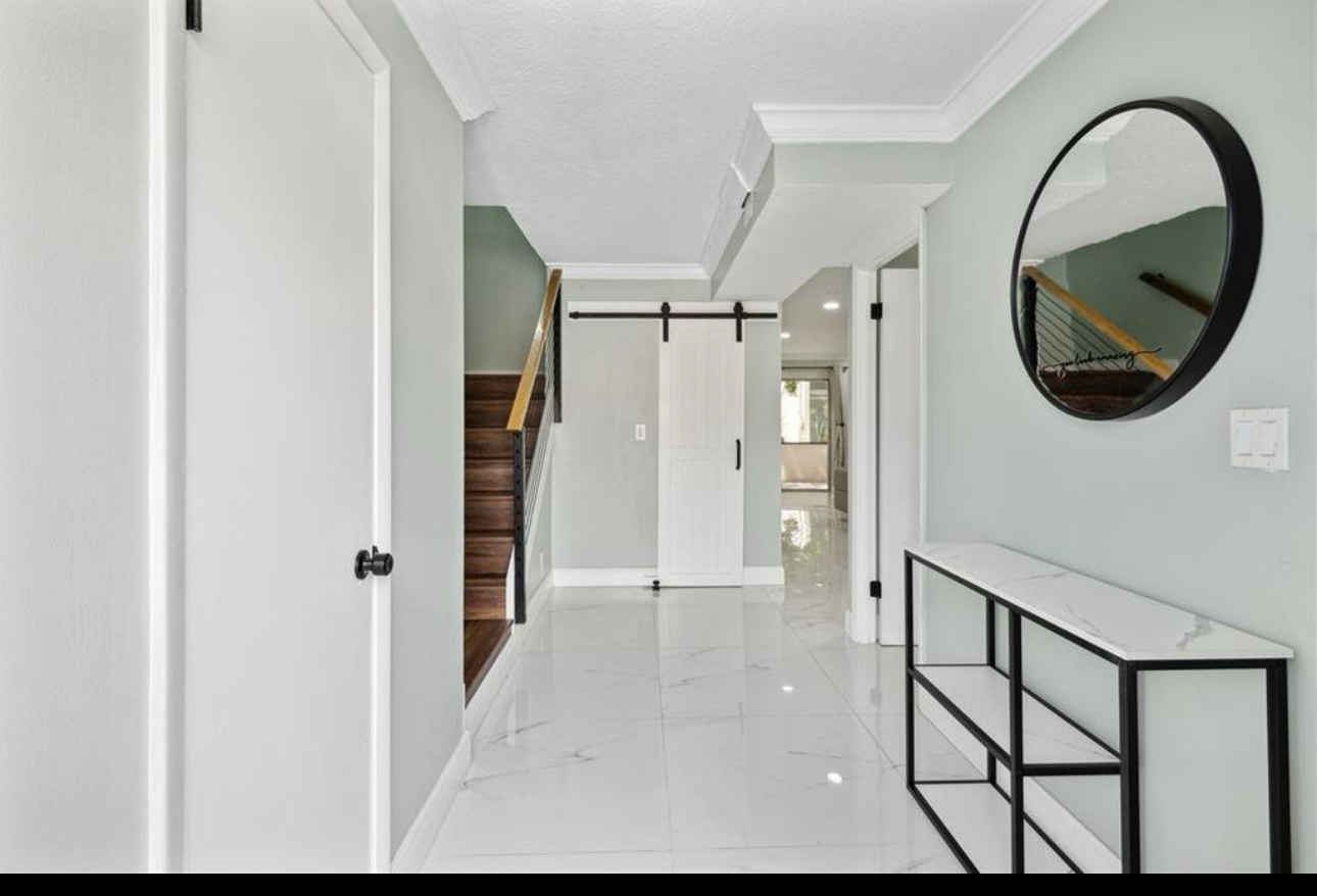 Угловой таунхаус с балконом и патио в сердце Pompano Beach - Фото 2