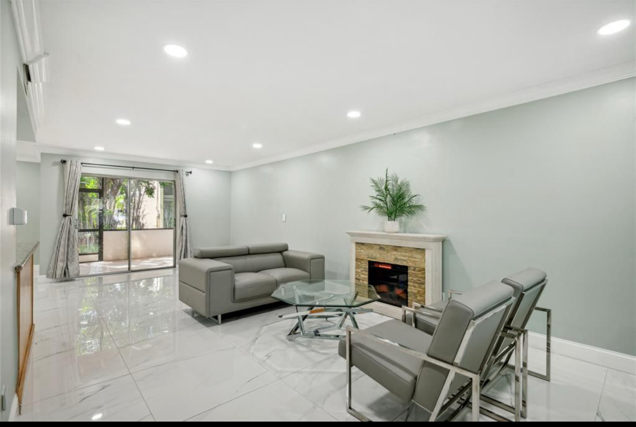 Угловой таунхаус с балконом и патио в сердце Pompano Beach - Фото 3