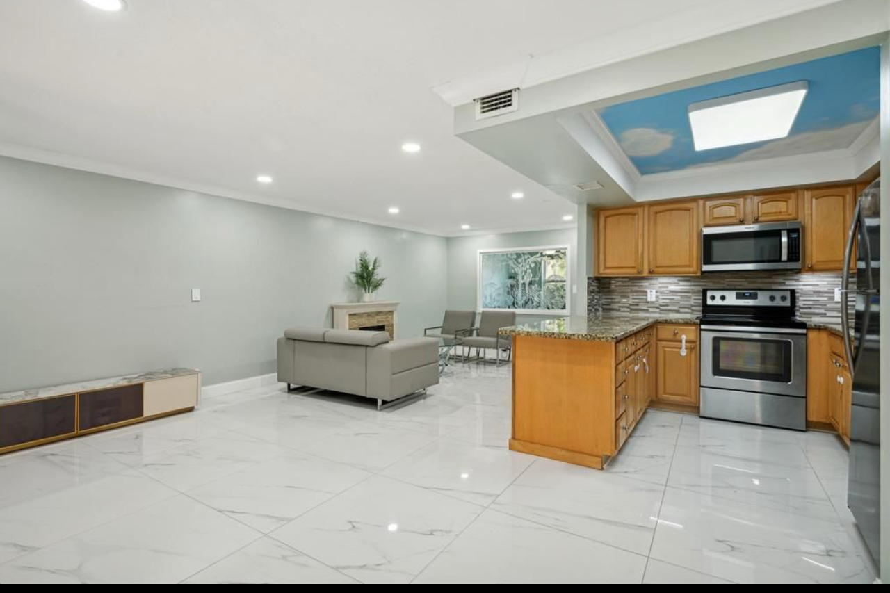 Угловой таунхаус с балконом и патио в сердце Pompano Beach - Фото 4