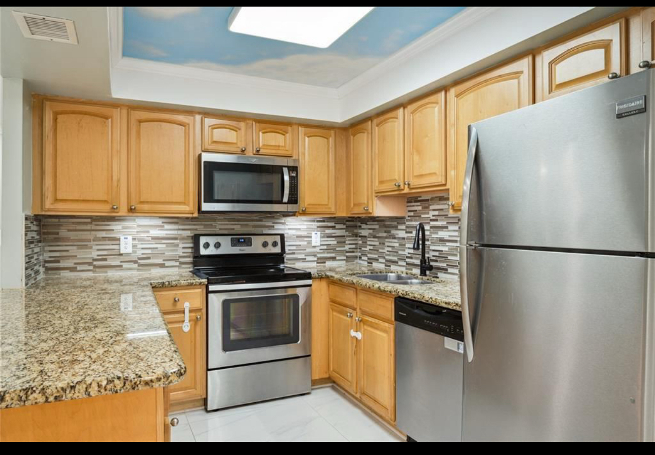 Угловой таунхаус с балконом и патио в сердце Pompano Beach - Фото 7