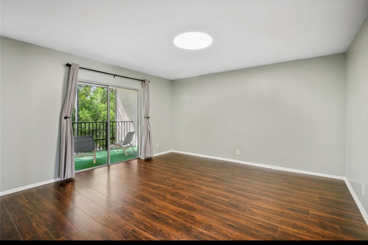 Угловой таунхаус с балконом и патио в сердце Pompano Beach - Фото 8