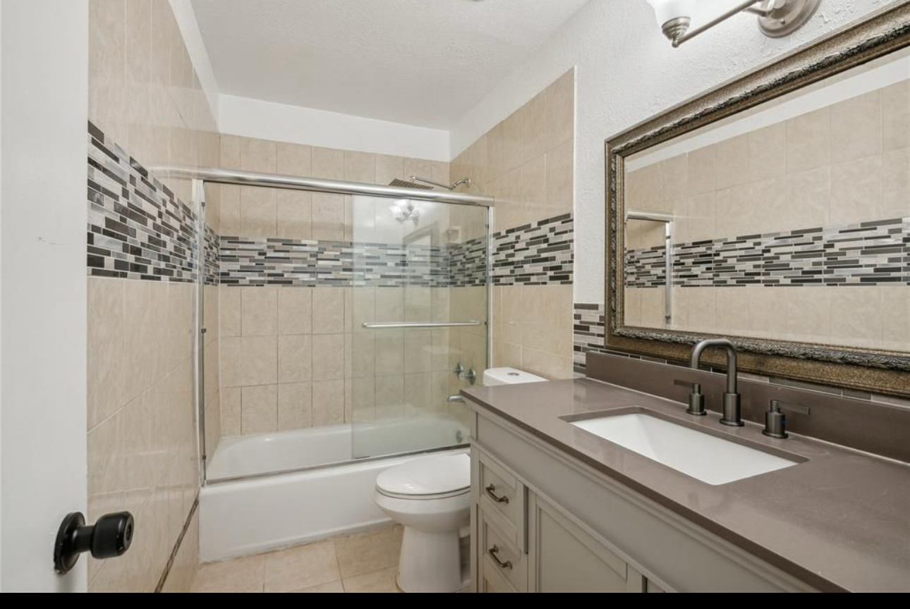 Угловой таунхаус с балконом и патио в сердце Pompano Beach - Фото 9