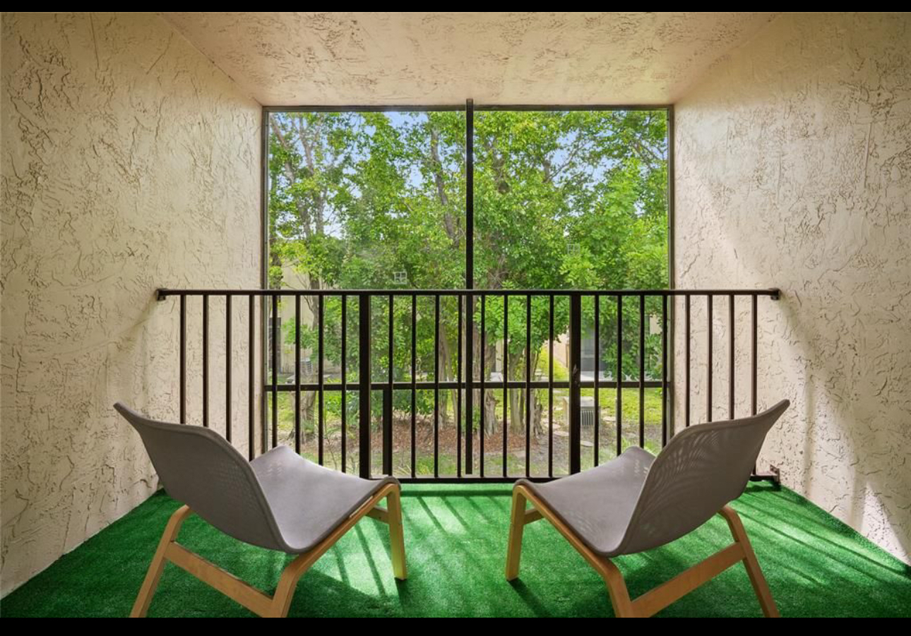 Угловой таунхаус с балконом и патио в сердце Pompano Beach - Фото 12