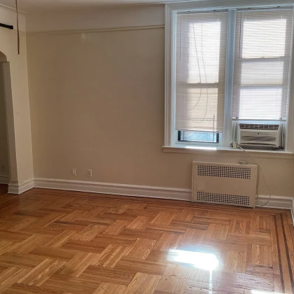 photo-sdaetsya-bolyshaya-svetlaya-meblirovannaya-komnata-11