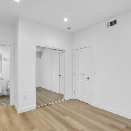 chistyy-svetliy-master-bedroom-s-sobstvennim-sanuzlom-vnutri-v-novom-dome-vsego-za-1200-photo