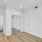 main-photo-chistyy-svetliy-master-bedroom-s-sobstvennim-sanuzlom-vnutri-v-novom-dome-vsego-za-1200