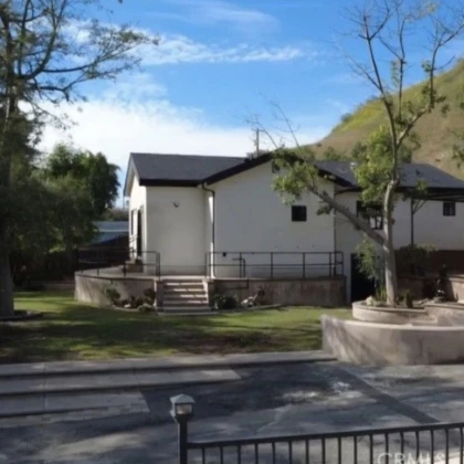 beautiful-tropical-resort-style-house-for-rent-photo