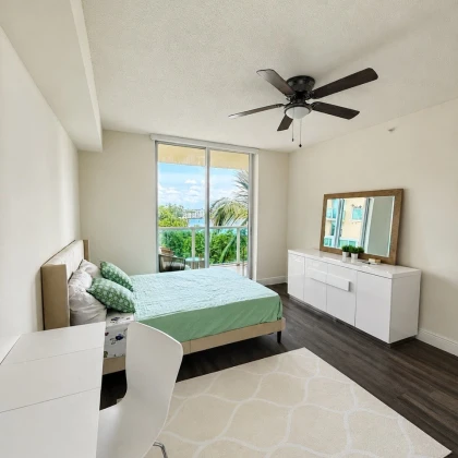 sdam-masterbedroom-na-sunny-isles-vid-na-zaliv-photo