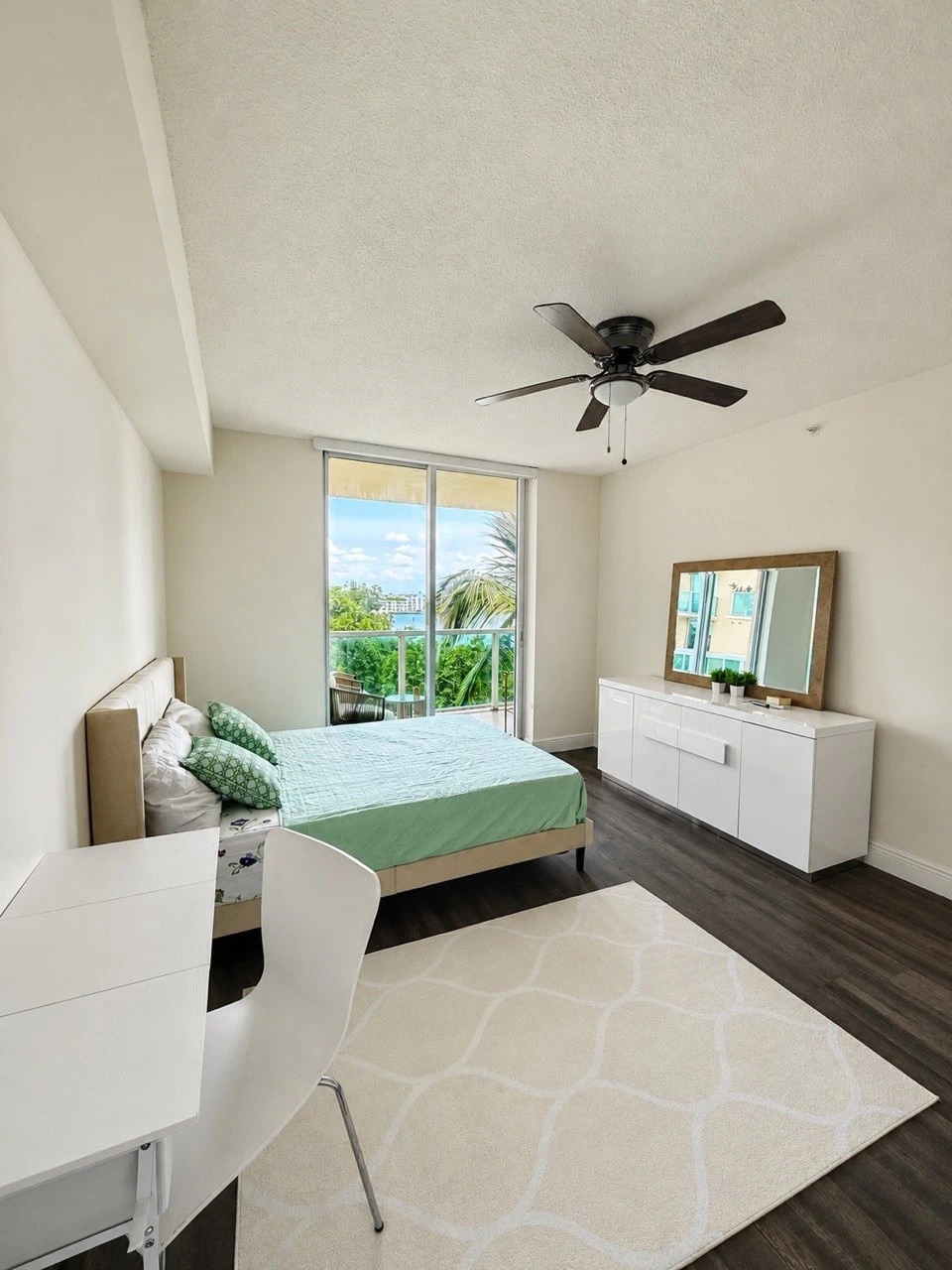 Сдам MasterBedroom на Sunny Isles (вид на залив)