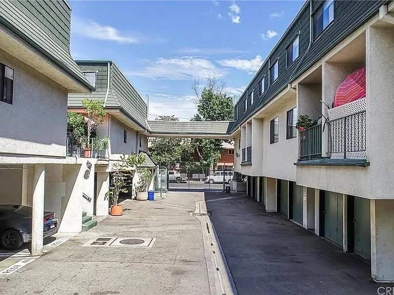 2BD, 1.5BA. С гаражом. С мебелью. Прямой договор
