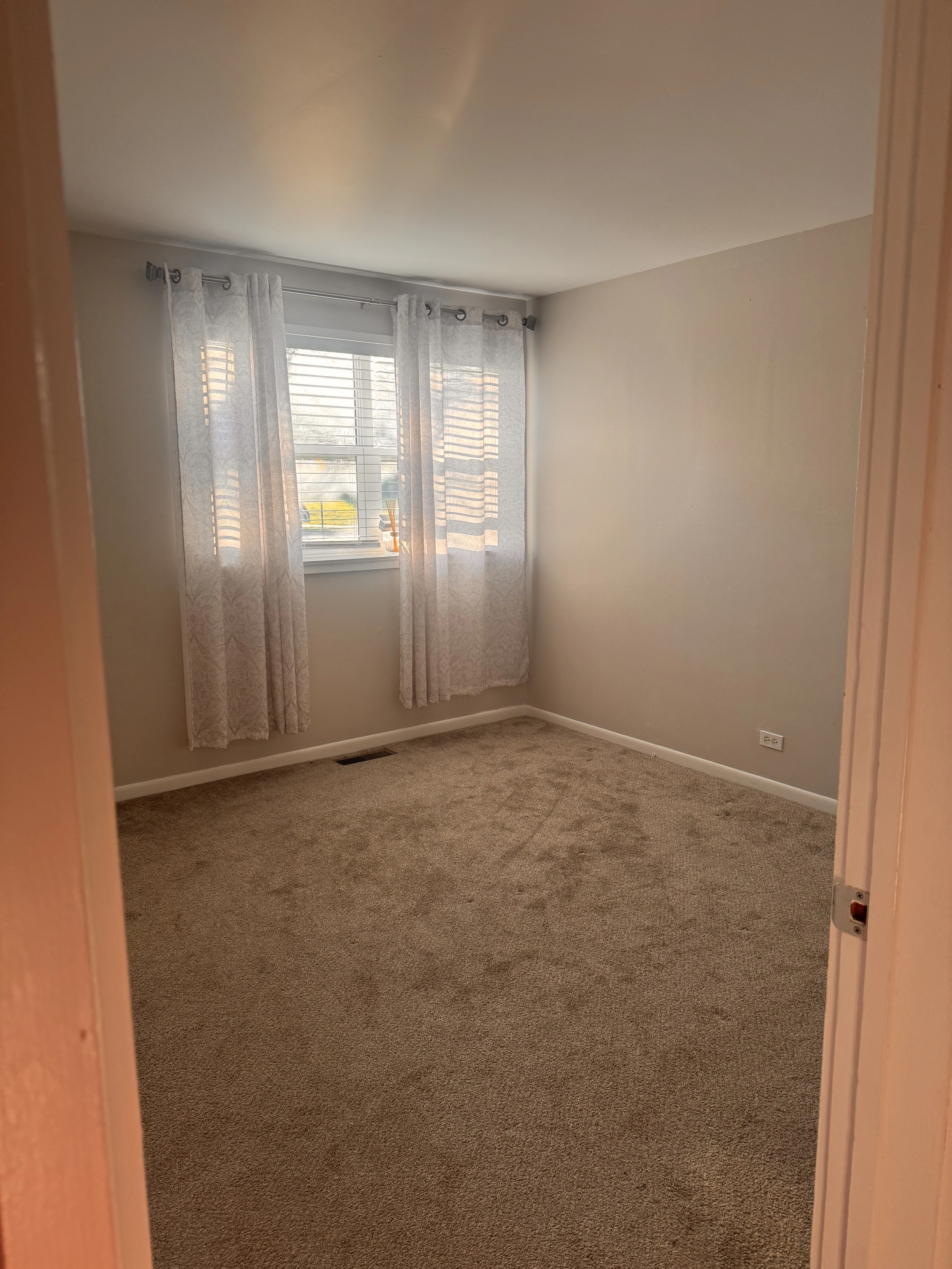 Здається кімната у просторій 2-bedroom квартирі