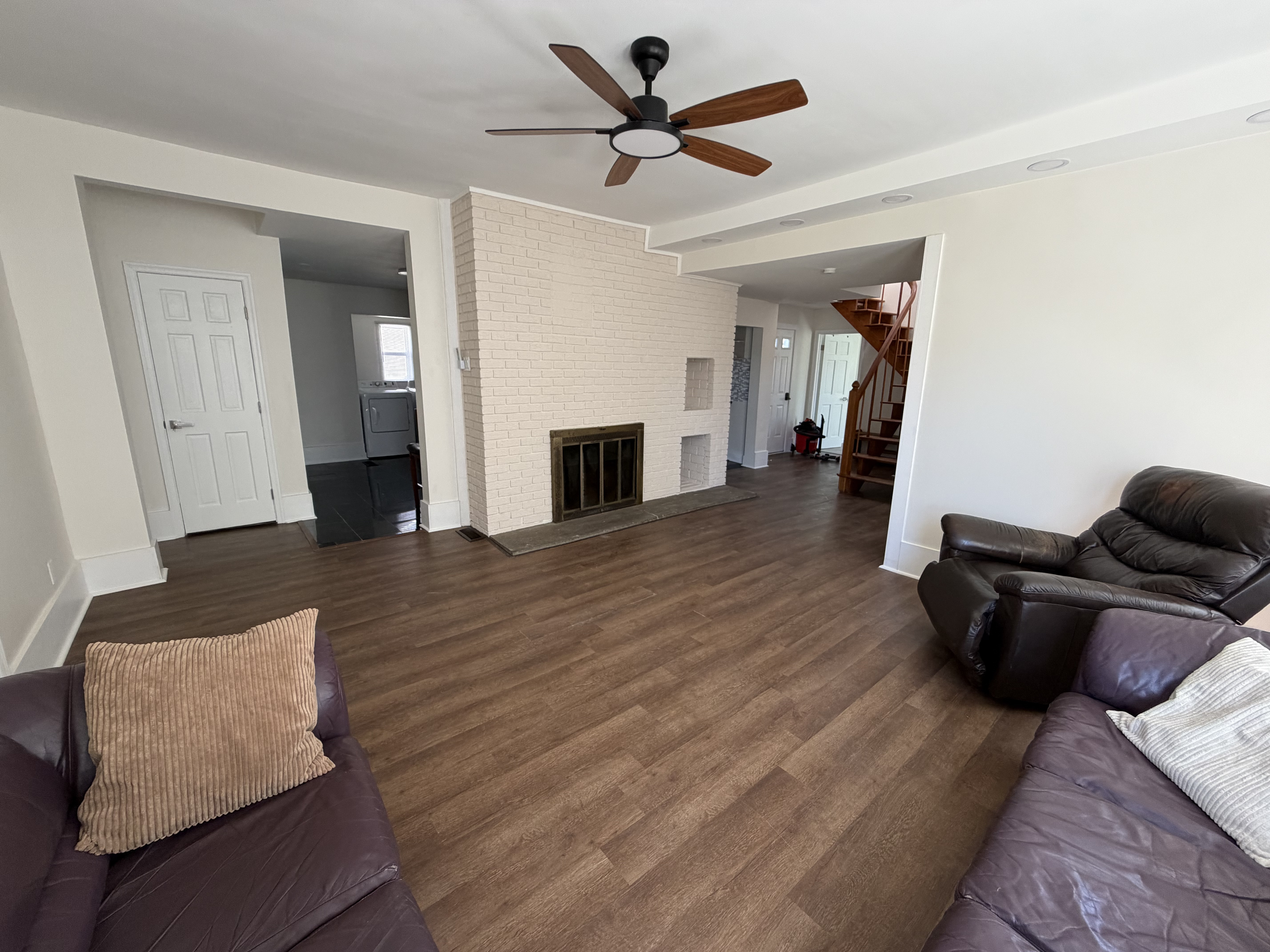 Здається простора 4 Bedroom, 3 Bathroom - Фотографія 4